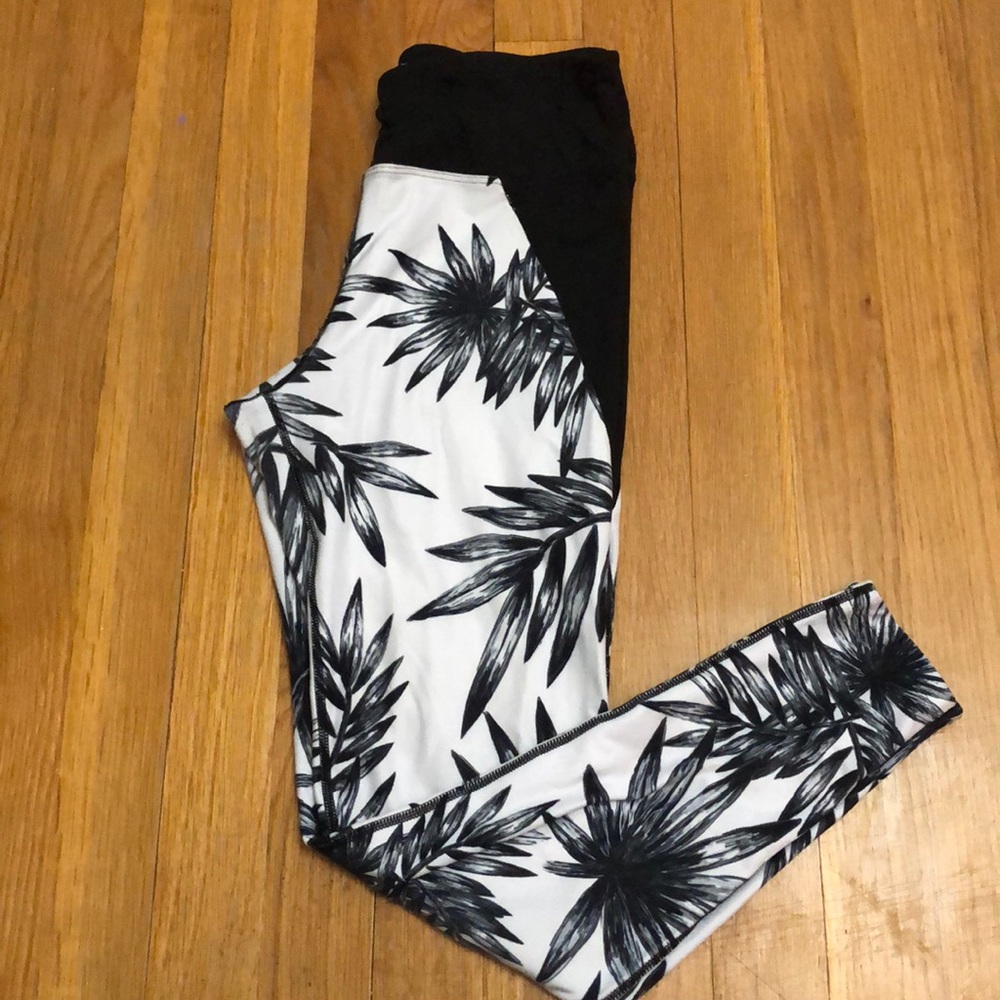 Black and white flower cropped leggings